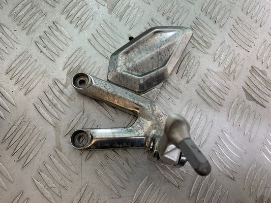 TRIUMPH TRIDENT 660 FRONT LEFT HANGER AND PEG YEAR 2021-2024 (CMB1148)