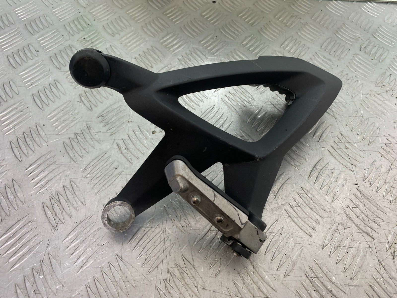 TRIUMPH 1050 SPRINT GT RIGHT REAR HANGER AND PEG  YEAR 2010-2016 (CMB1250)