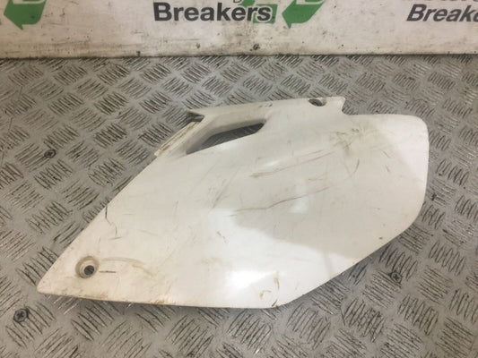 YAMAHA YZF250 YZF 250 LEFT SEAT PANEL  YEAR 2004 (STOCK 792)