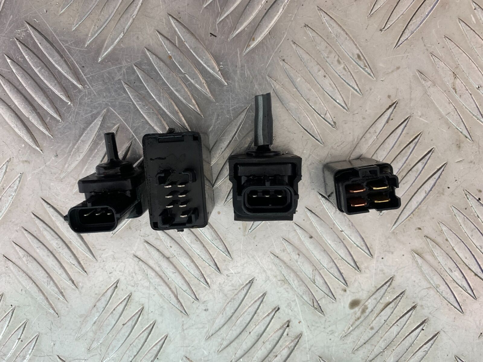SUZUKI GSX1400 GSX 1400 RELAYS  YEAR 2002-2006 (CMB1007)