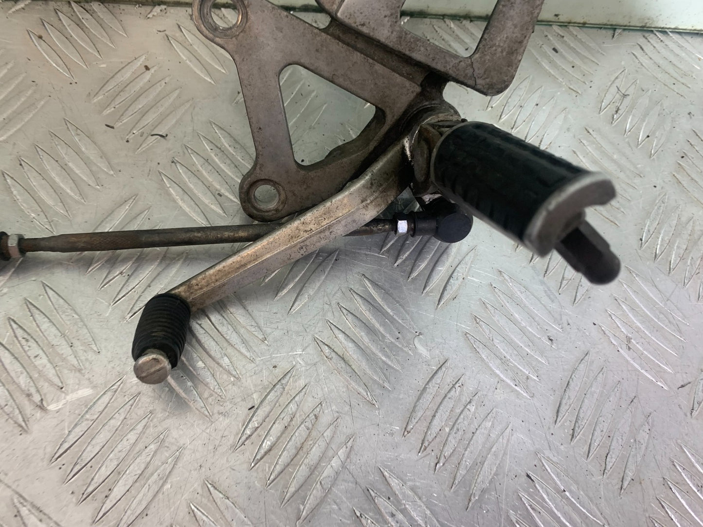 KAWASAKI ZX6R ZX6 F FRONT LEFT HANGER  YEAR 1995-1997 (CMB1169)