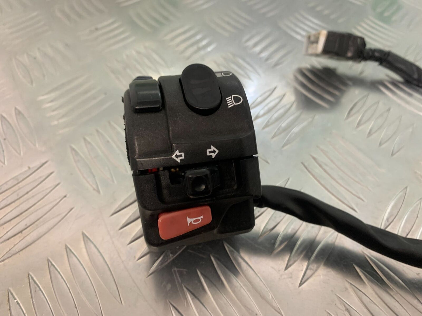 TRIUMPH DAYTONA 595 955i LEFT SWITCH GEAR  1997-2000 (STOCK 941)