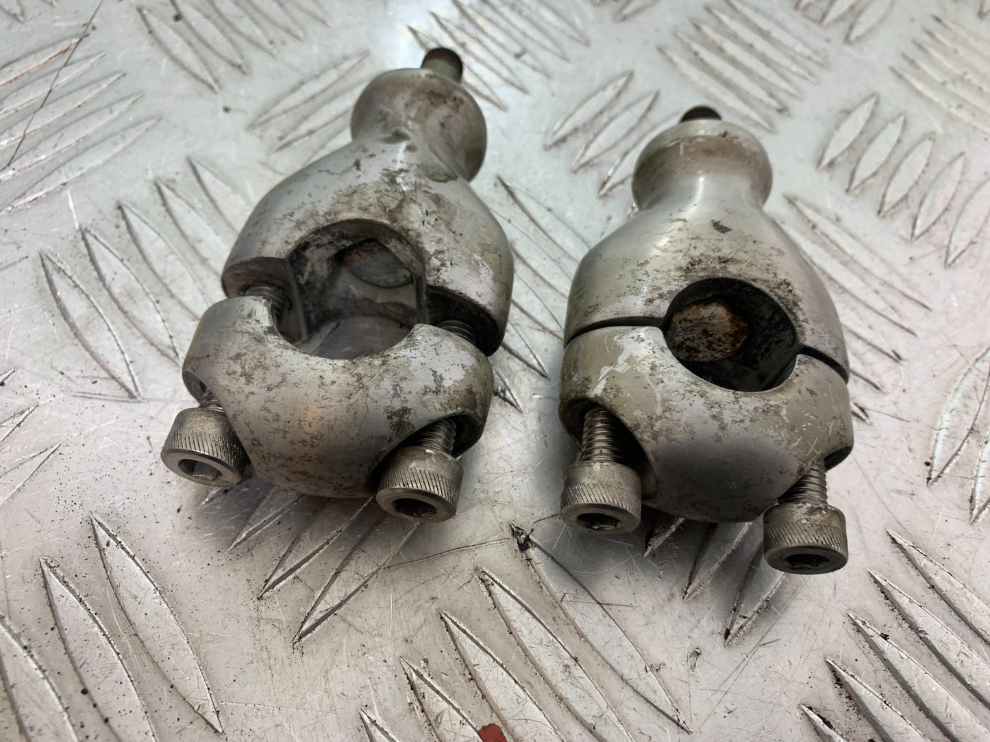 TRIUMPH T509 SPEED TRIPLE HANDLEBAR RISERS YEAR 1997-1998 (CMB1144)