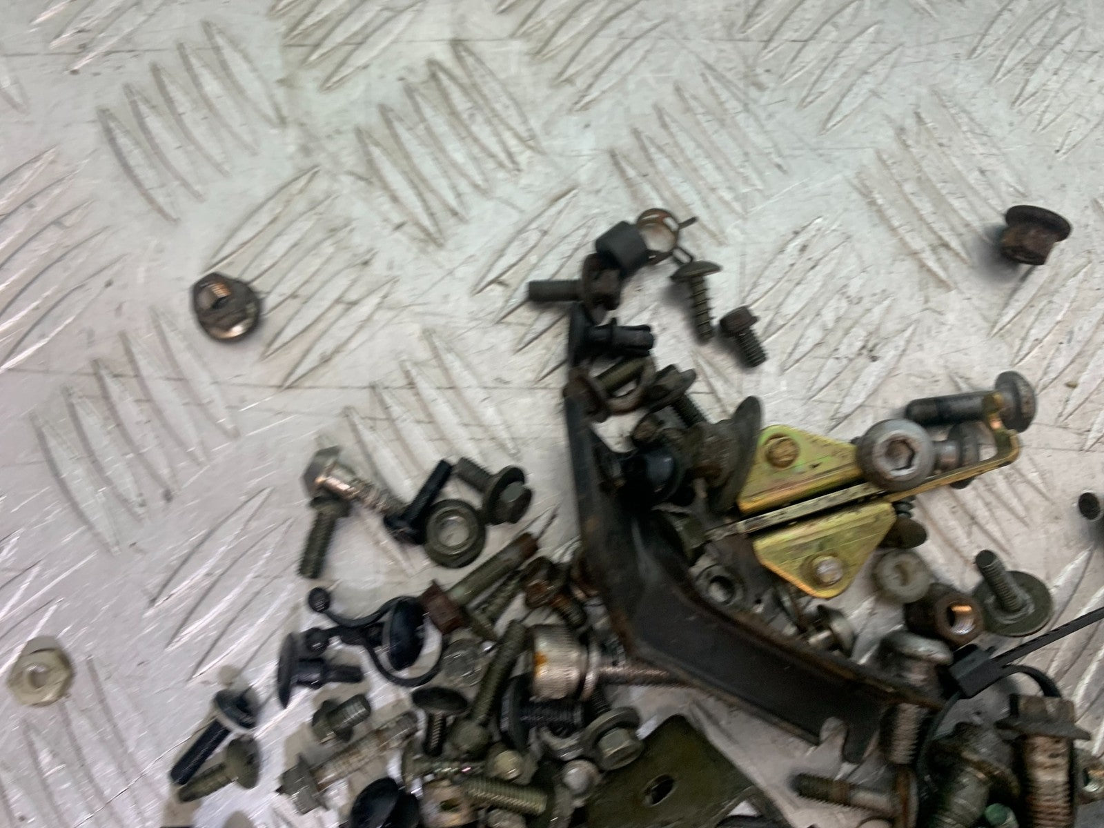 YAMAHA YZF R1 4XV NUTS BOLTS BRACKETS  YEAR 1998-99 (CMB1291)