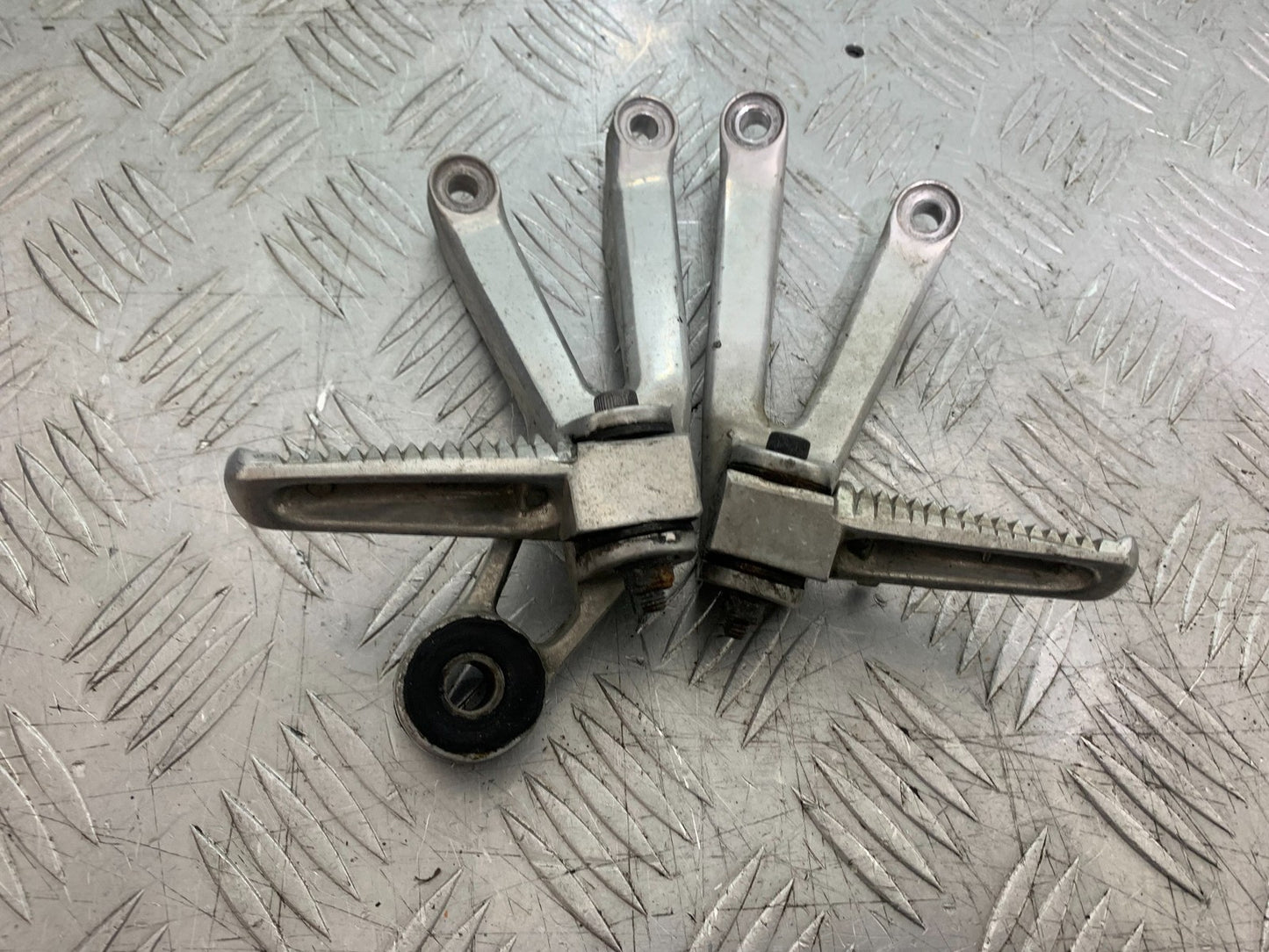 YAMAHA YZF R1 4XV REAR HANGERS YEAR 1998-99 (CMB1291)