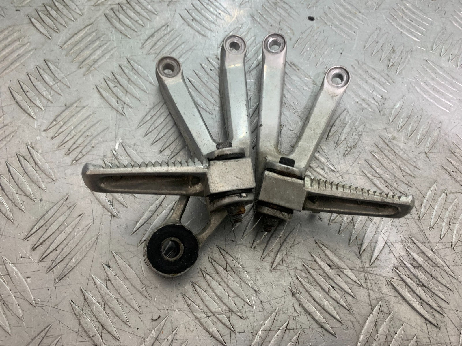 YAMAHA YZF R1 4XV REAR HANGERS YEAR 1998-99 (CMB1291)