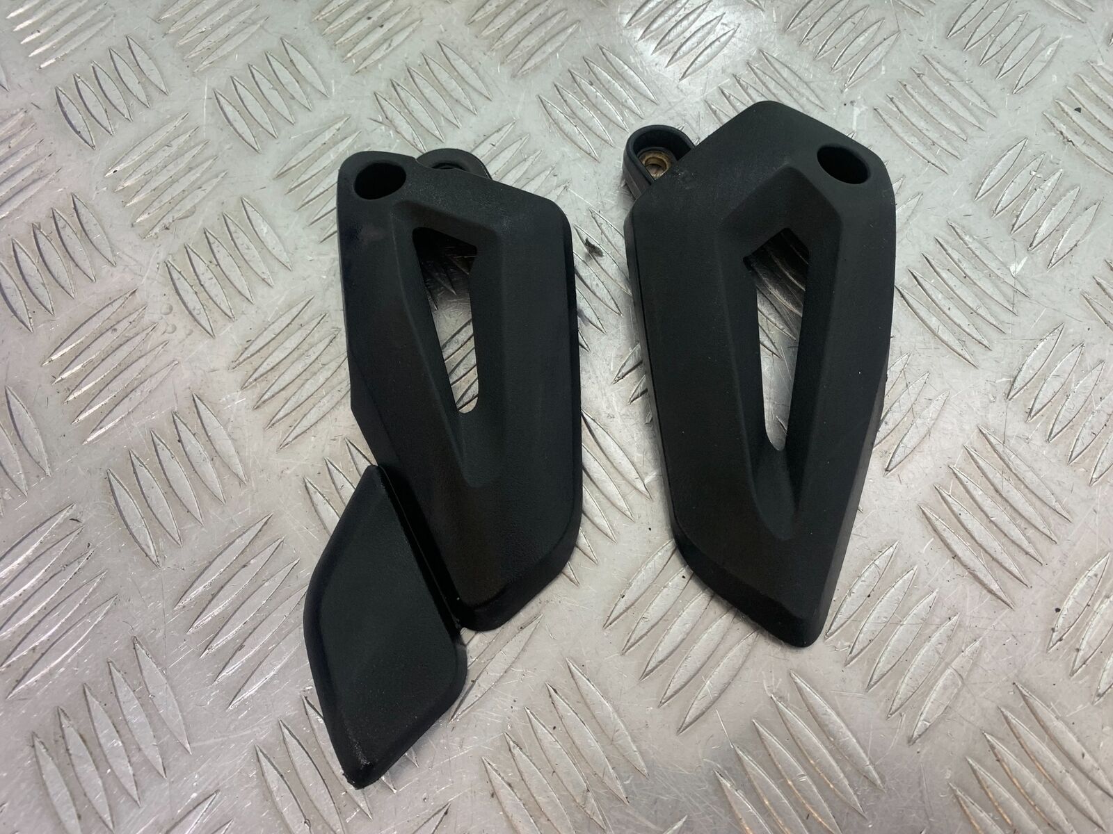 TRIUMPH TIGER 800 HEEL PLATES   YEAR 2011-2014 (CMB1113)