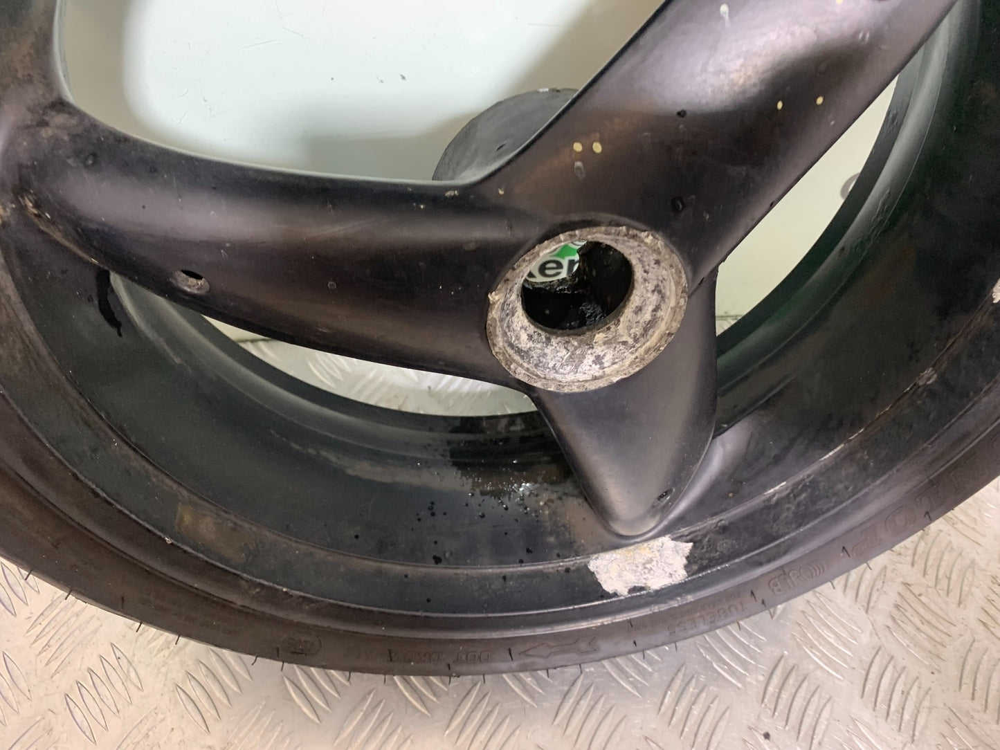 TRIUMPH T509 SPEED TRIPLE REAR WHEEL  YEAR 1997-1998 (CMB1144)
