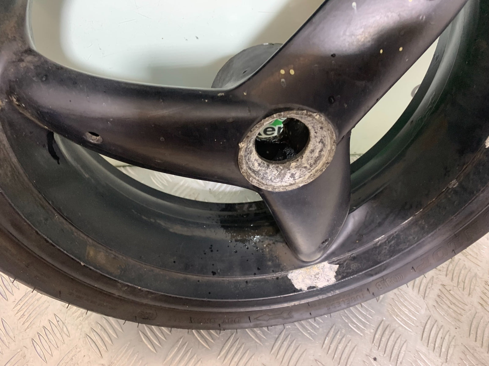 TRIUMPH T509 SPEED TRIPLE REAR WHEEL  YEAR 1997-1998 (CMB1144)
