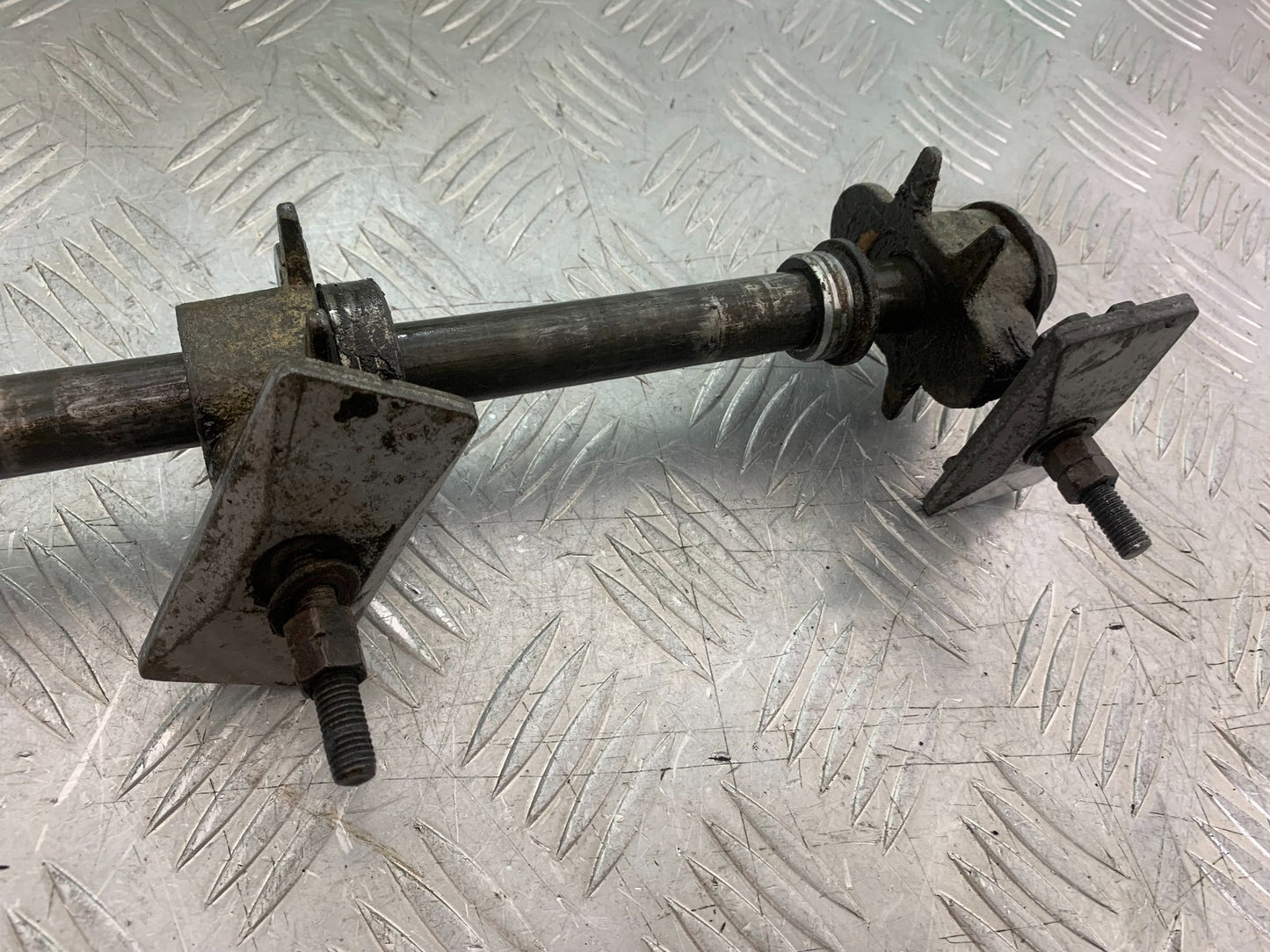 YAMAHA FZS600 FAZER 600 REAR WHEEL SPINDLE & ADJUSTERS  YEAR 1998-2001 (CMB1267)