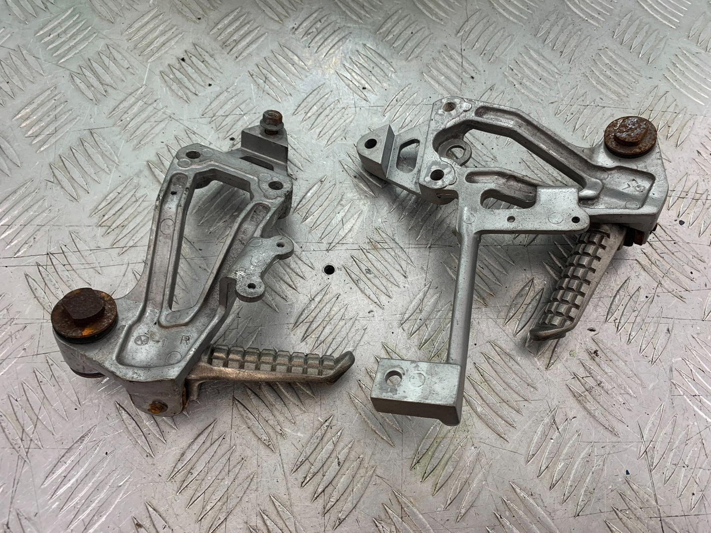 KAWASAKI GPX 750 GPX 750 REAR HANGERS AND PEGS  YEAR 1990