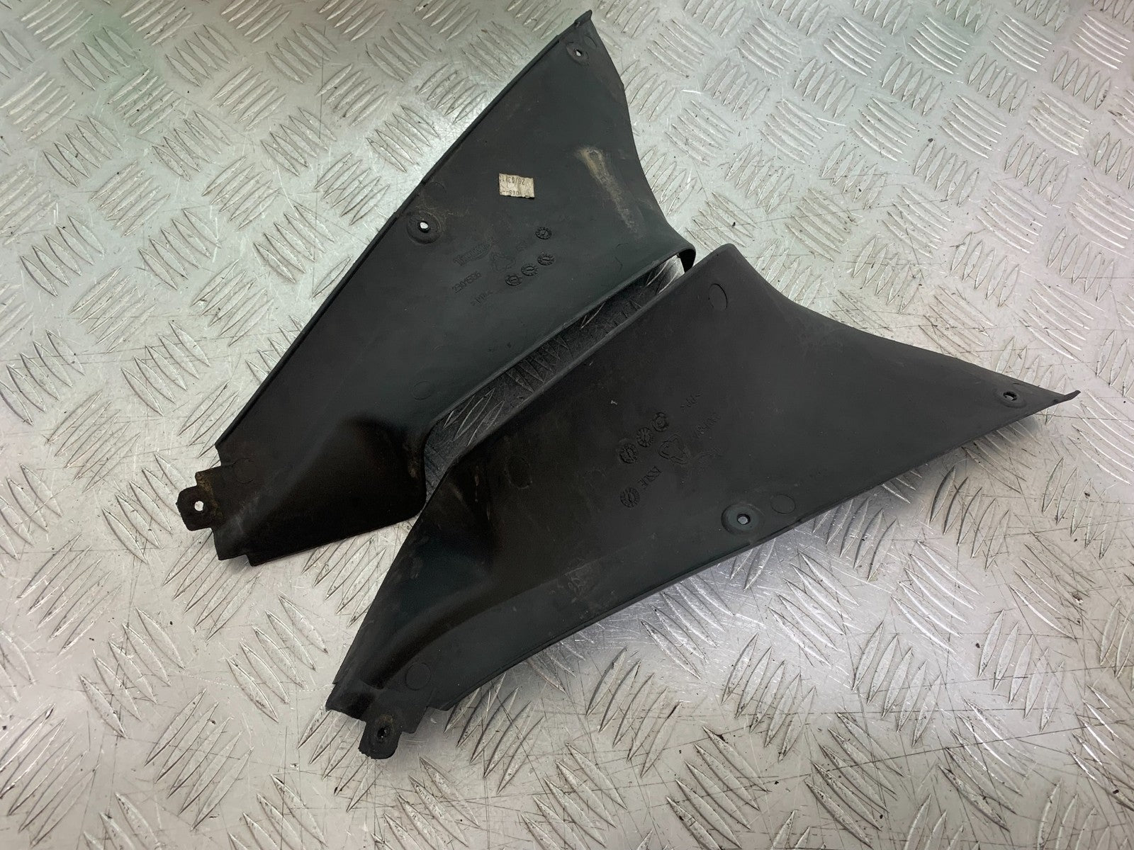 TRIUMPH 1050 SPRINT ST LEFT & RIGHT INNER INFILLS  2003-2011 (CMB1285)