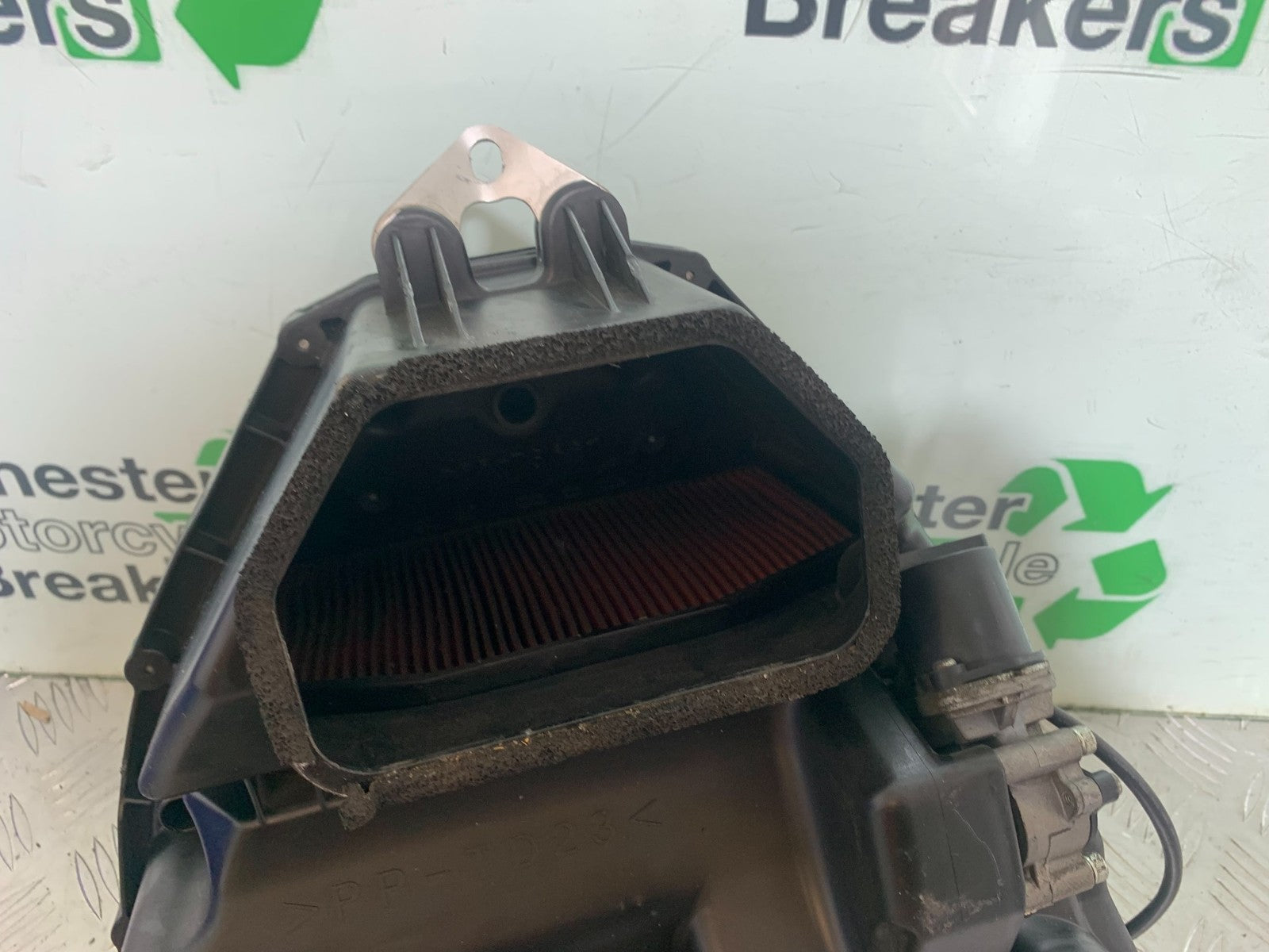 YAMAHA YZF R1 14 B BIG BANG AIRBOX    2009-14 (CMB1175)
