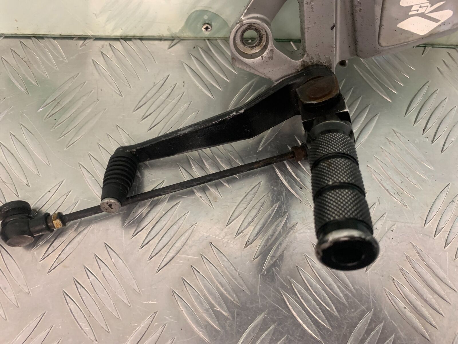 SUZUKI SV1000 SV 1000 K3 FRONT LEFT HANGER YEAR 2004 (STOCK 970)