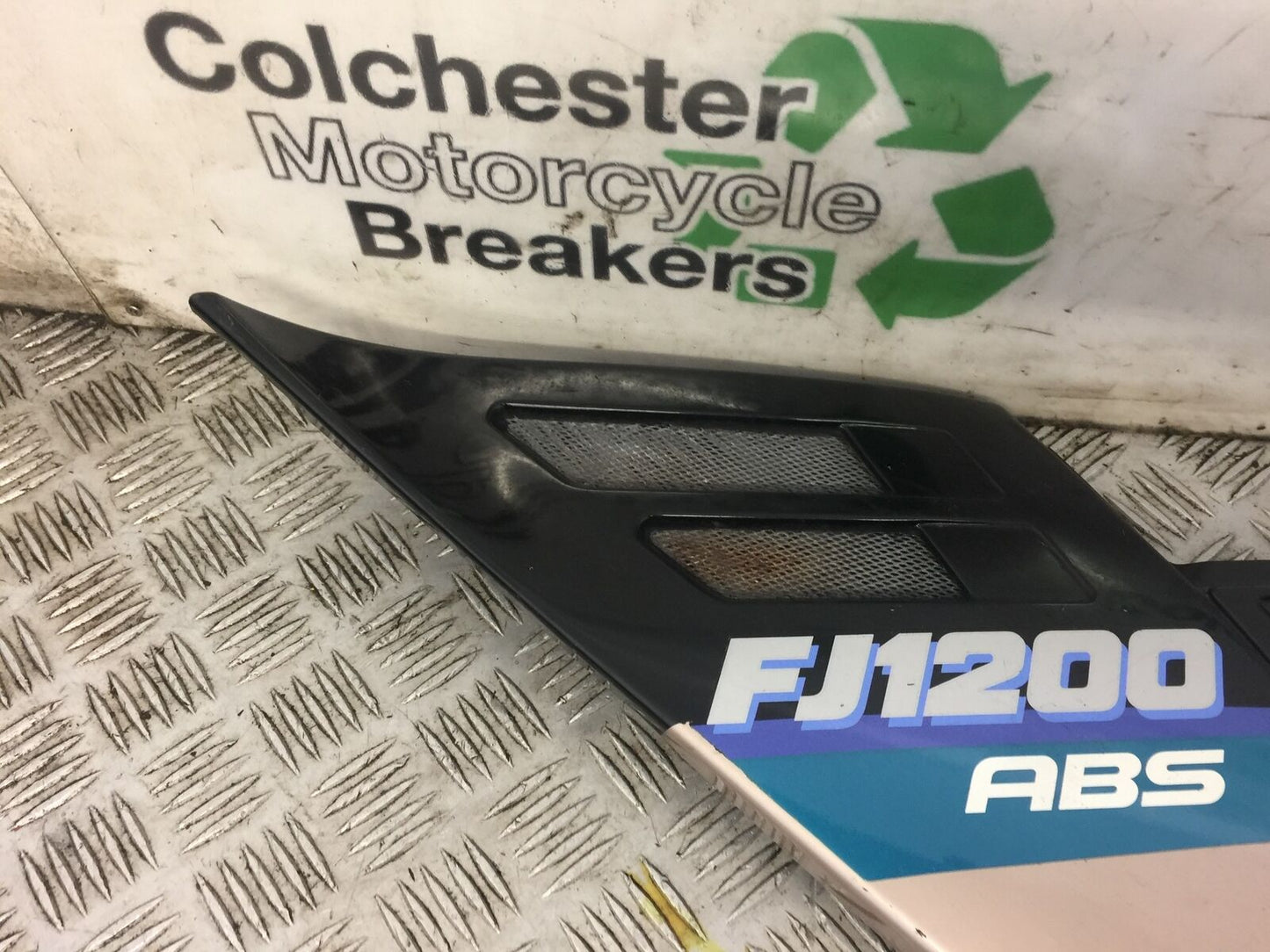 YAMAHA FJ1200 FJ 1200 3XW LEFT SEAT SIDE PANEL  YEAR 1991 (STOCK 482)