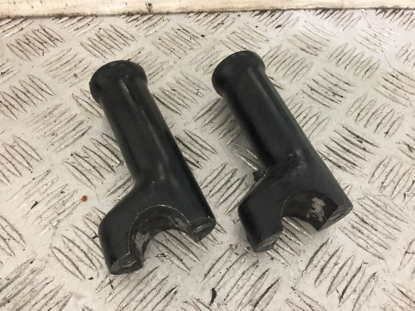 HARLEY DAVIDSON FAT BOB FXDF HANDLEBAR CLAMPS  YEAR 2009  (STOCK 806)