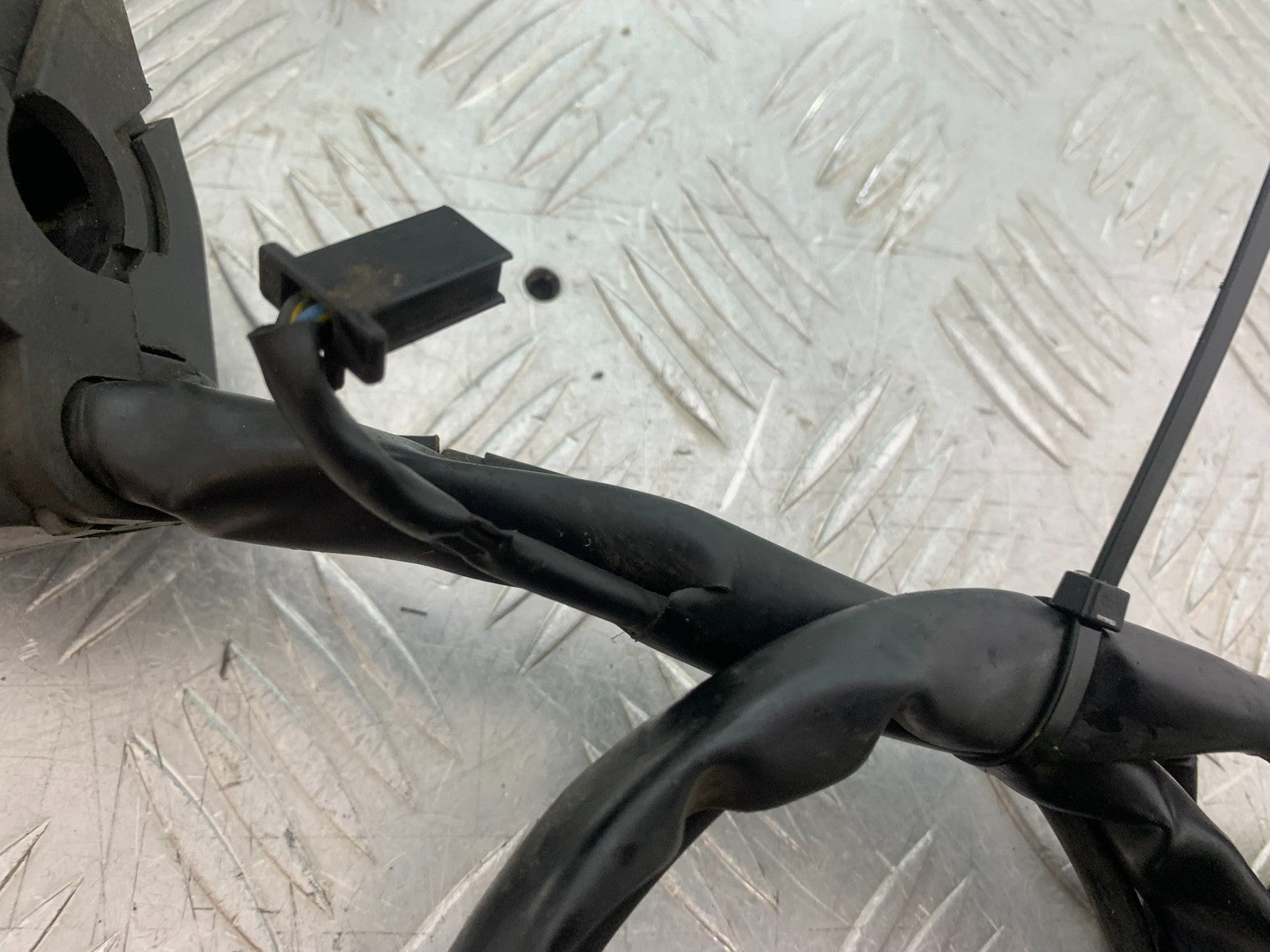 YAMAHA FZS600 FAZER 600 LEFT SWITCH GEAR YEAR 1998-2001 (CMB1267)