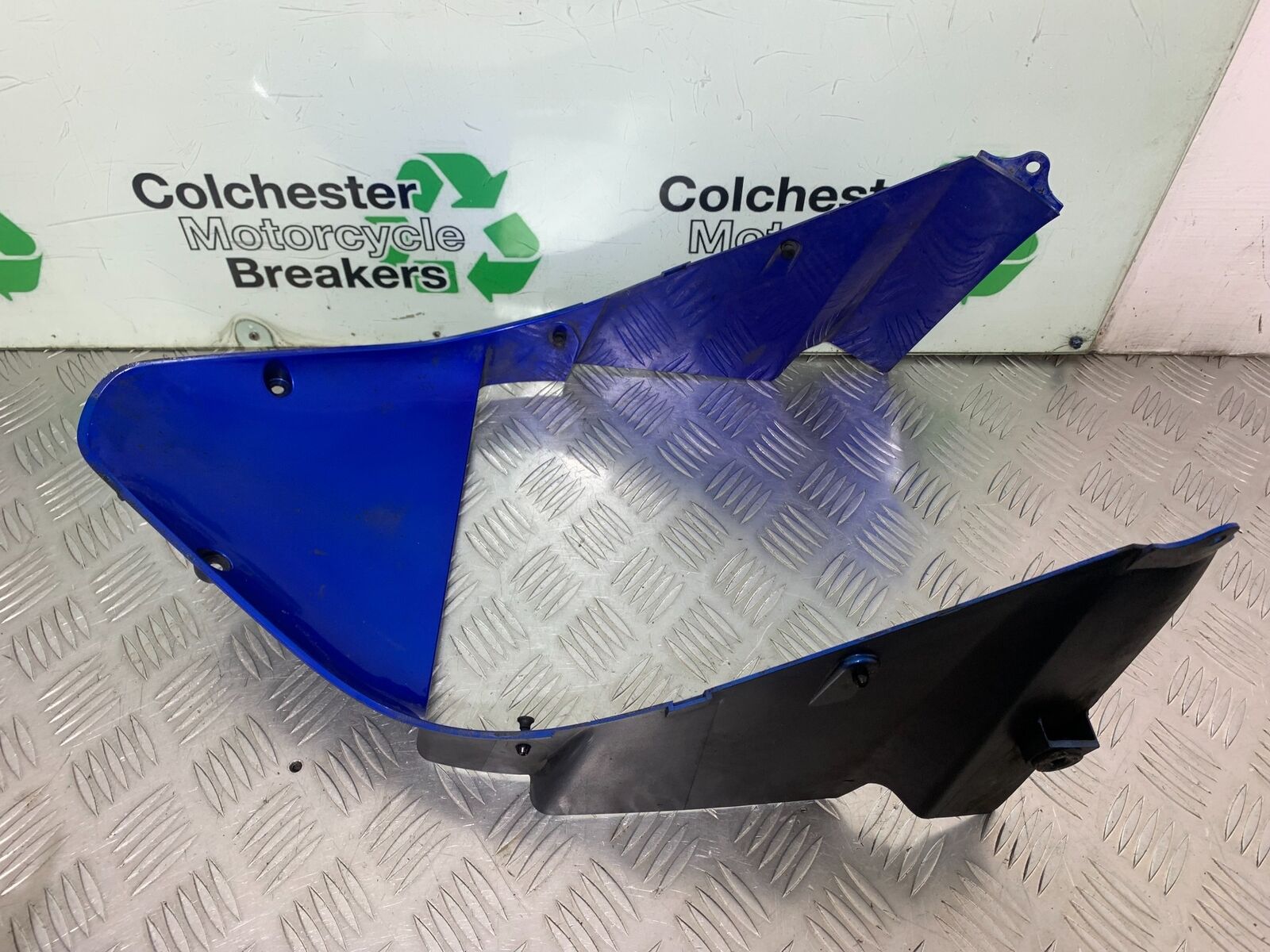 HONDA CBR1100 BLACKBIRD FAIRING V-PIECE  YEAR 1999-2005 (CMB1103)