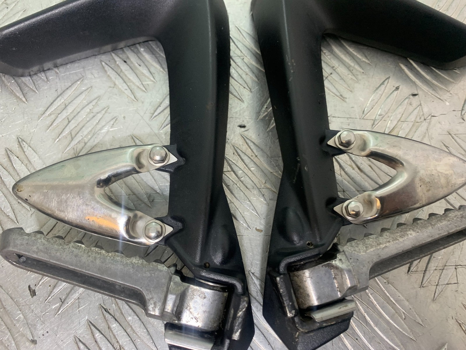 TRIUMPH 1050 SPRINT ST REAR HANGERS AND PEGS  YEAR 2004-2007 (CMB1197)