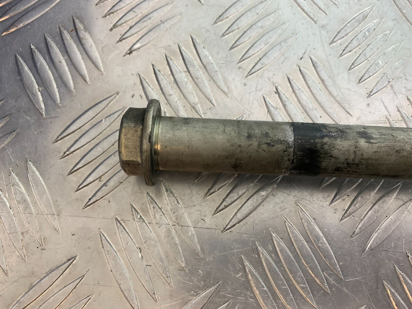 HARLEY DAVIDSON XL883 N IROD REAR WHEEL SPINDLE  YEAR 2020  (CMB1116)