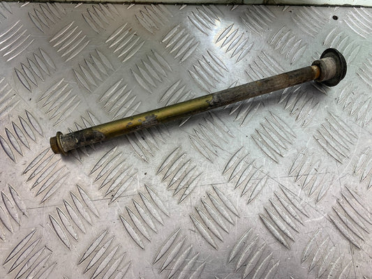 TRIUMPH 955i DAYTONA SWINGARM SPINDLE YEAR 2002-2006 (CMB1229)