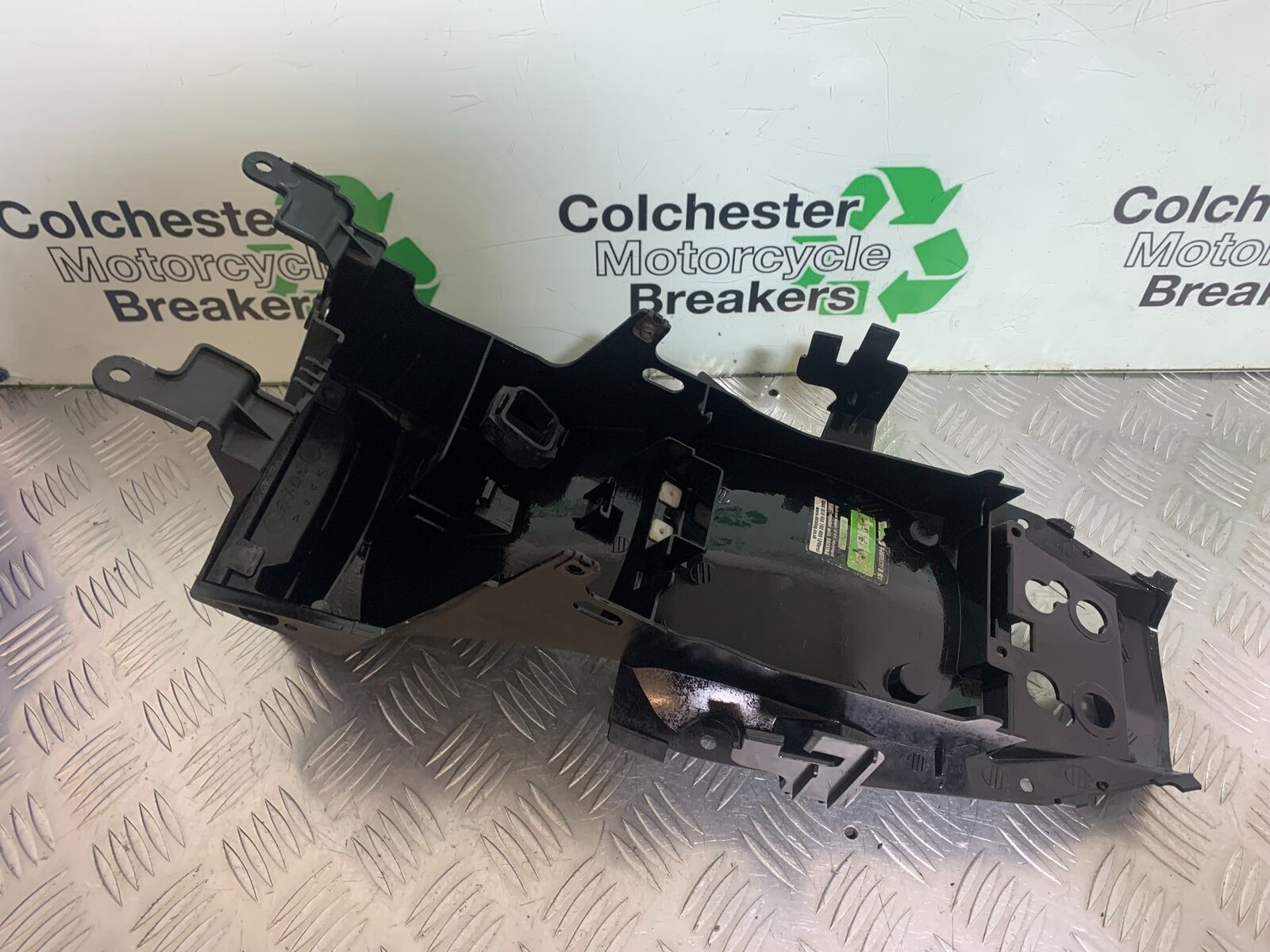 YAMAHA XJ6 XJ6-S UNDERTRAY   YEAR 2009-2015  (CMB1070)