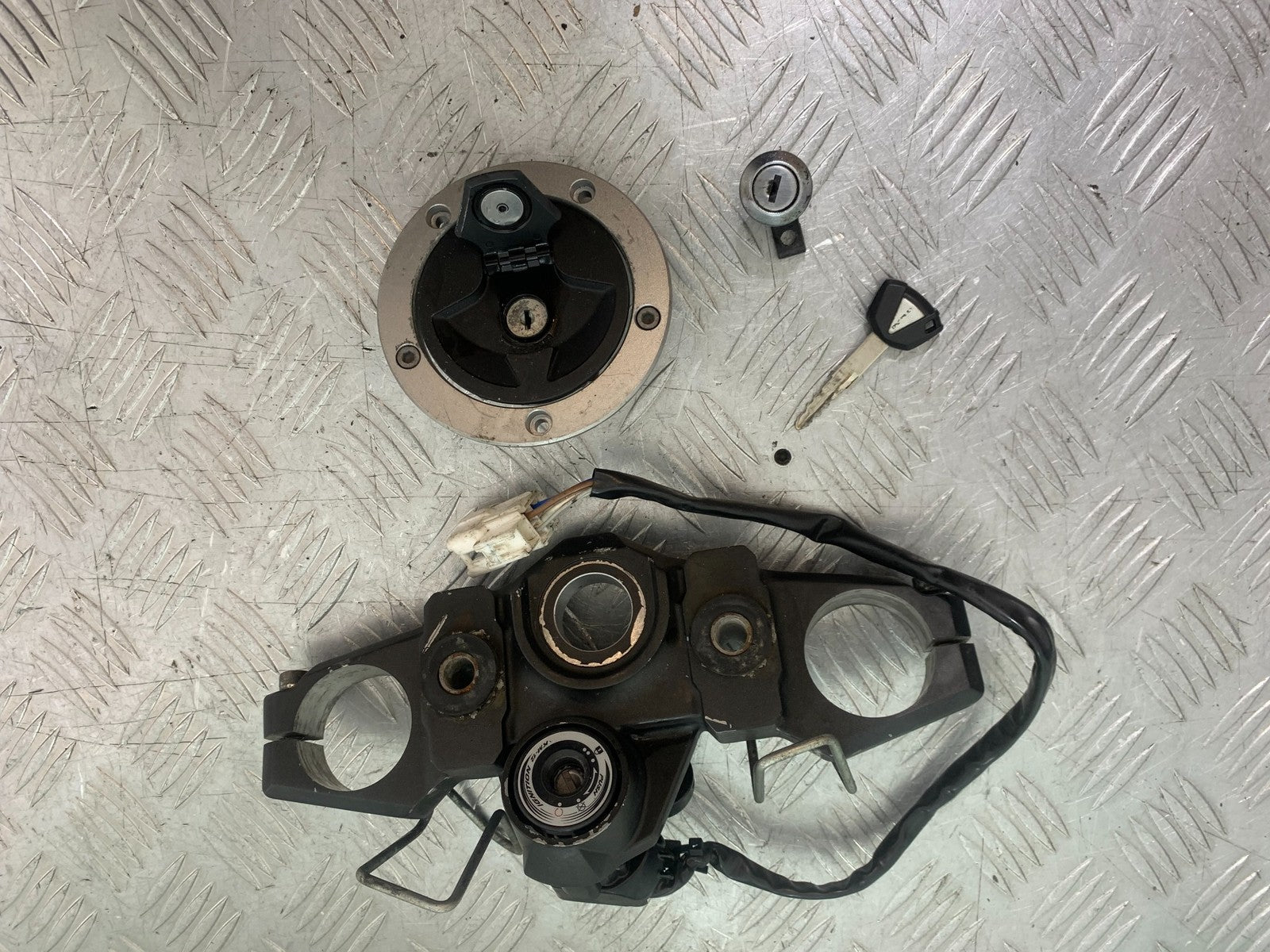 KAWASAKI 650 VERSYS LOCKS AND KEY  YEAR 2015-2018 (CMB1288)