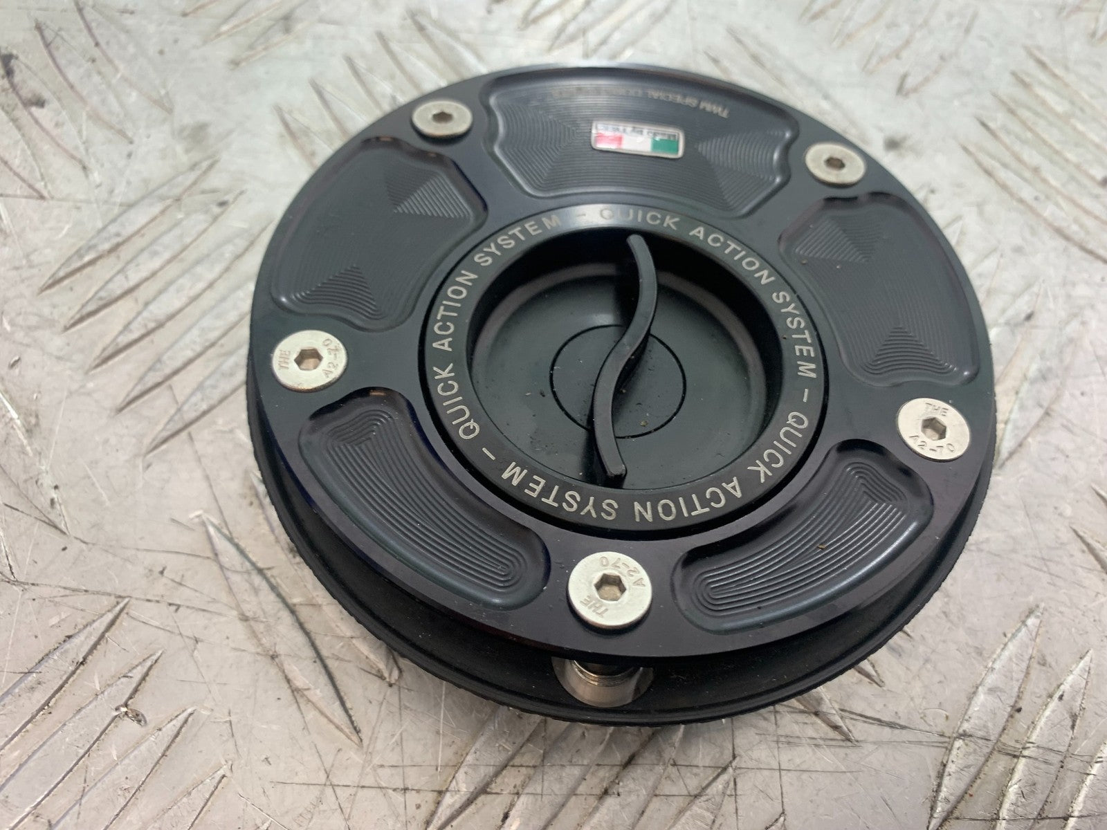 YAMAHA YZF R1 14 B BIG BANG PETROL CAP 2009-14 (CMB1175)