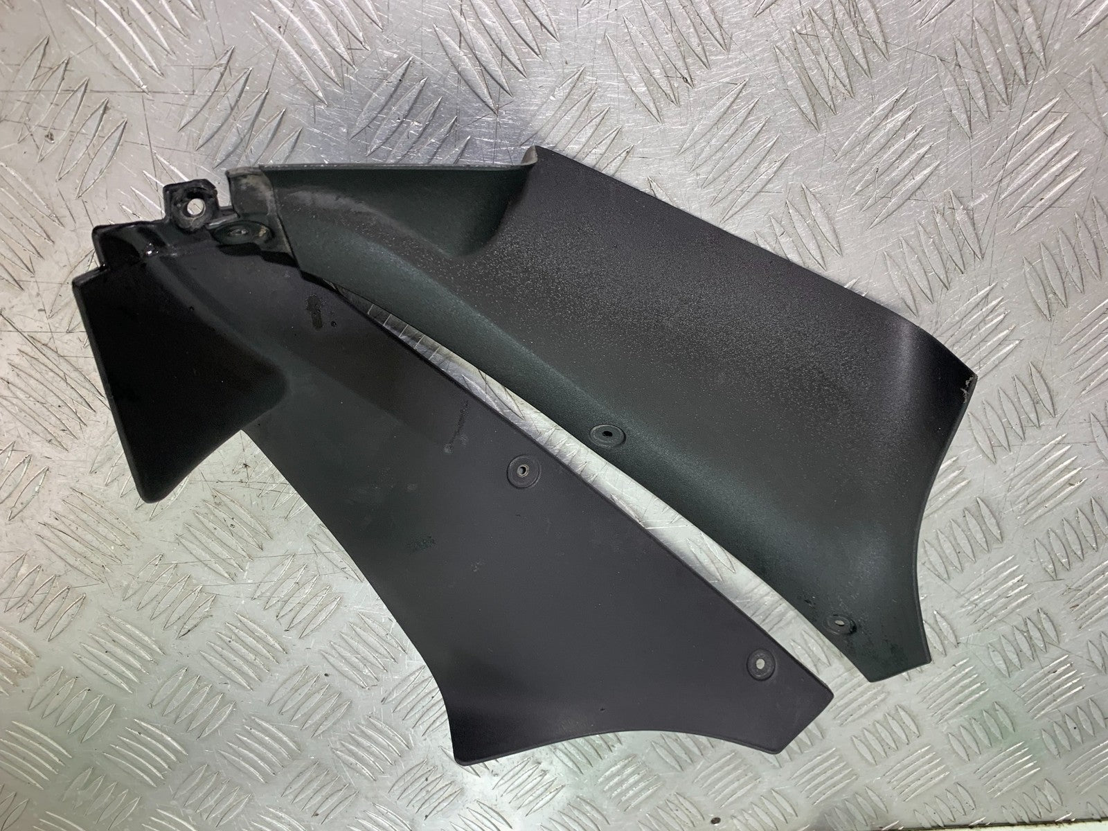 TRIUMPH 1050 SPRINT GT LEFT AND RIGHT INNER INFILLS YEAR 2010-2016 (CMB1250)