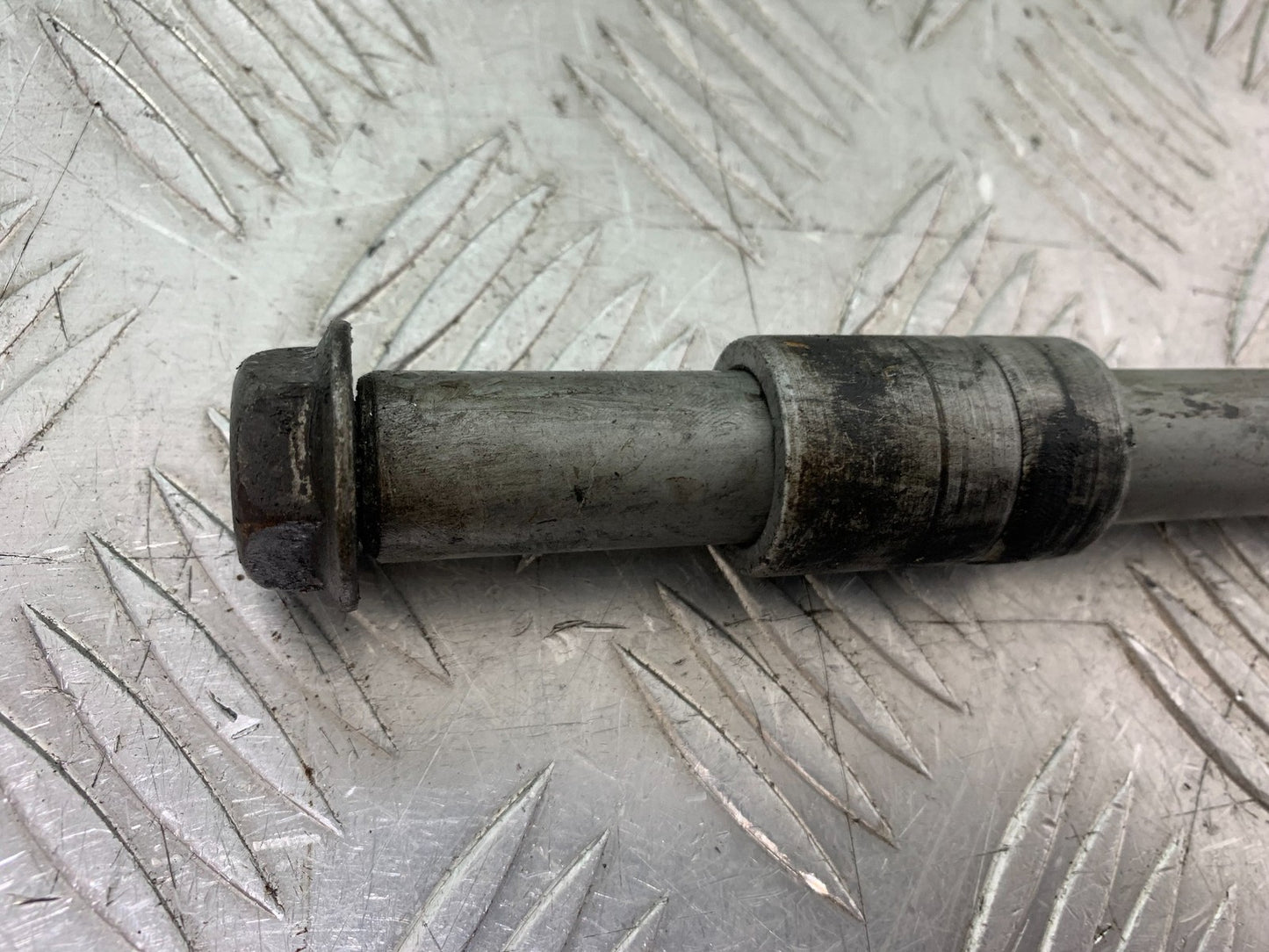 HONDA CBF600 CBF 600 FRONT WHEEL SPINDLE  YEAR 2004 -07 (CMB1247)