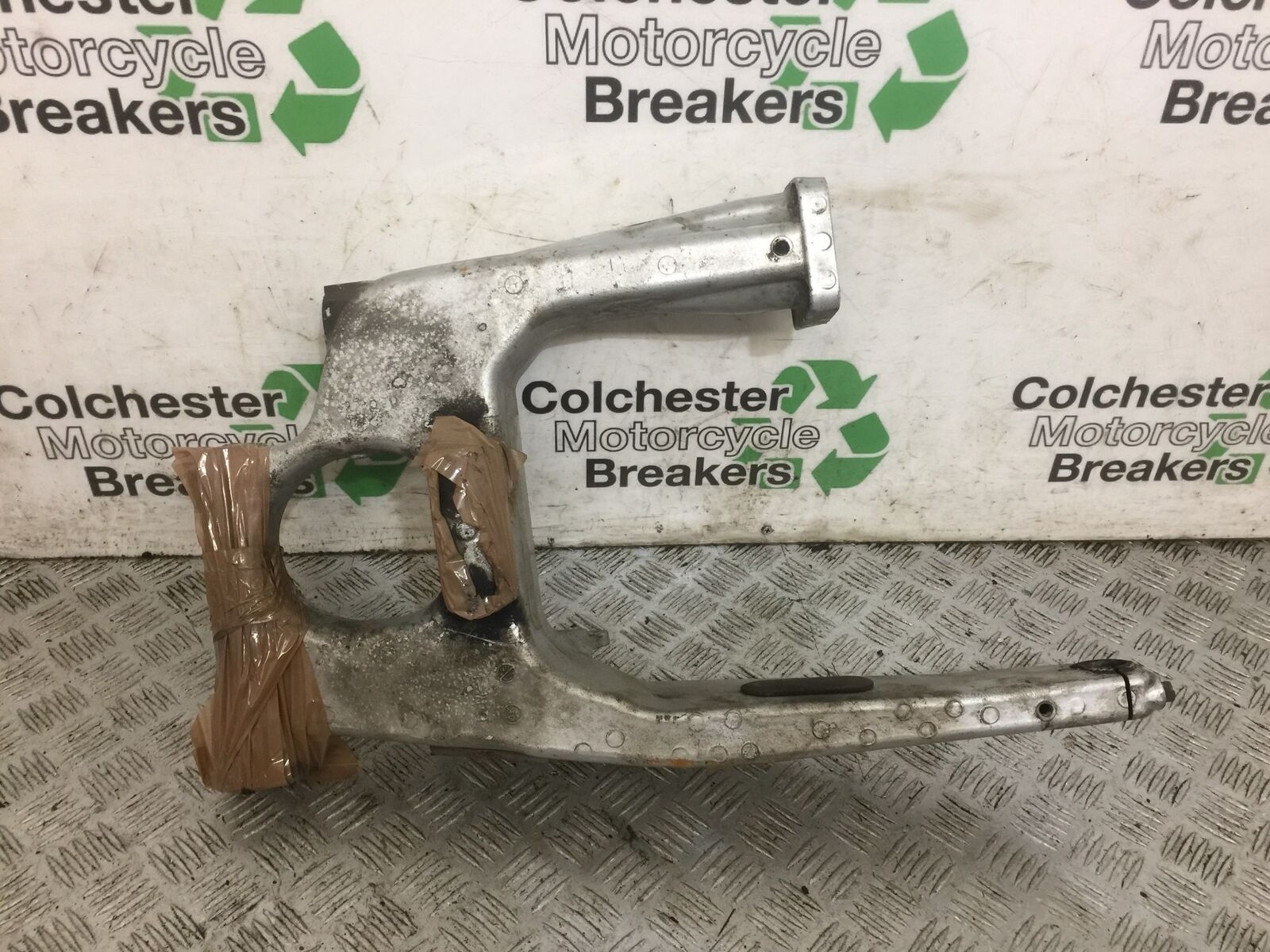 YAMAHA FJR1300 FJR 1300 SWINGARM   YEAR 2001-05 (STOCK 814)