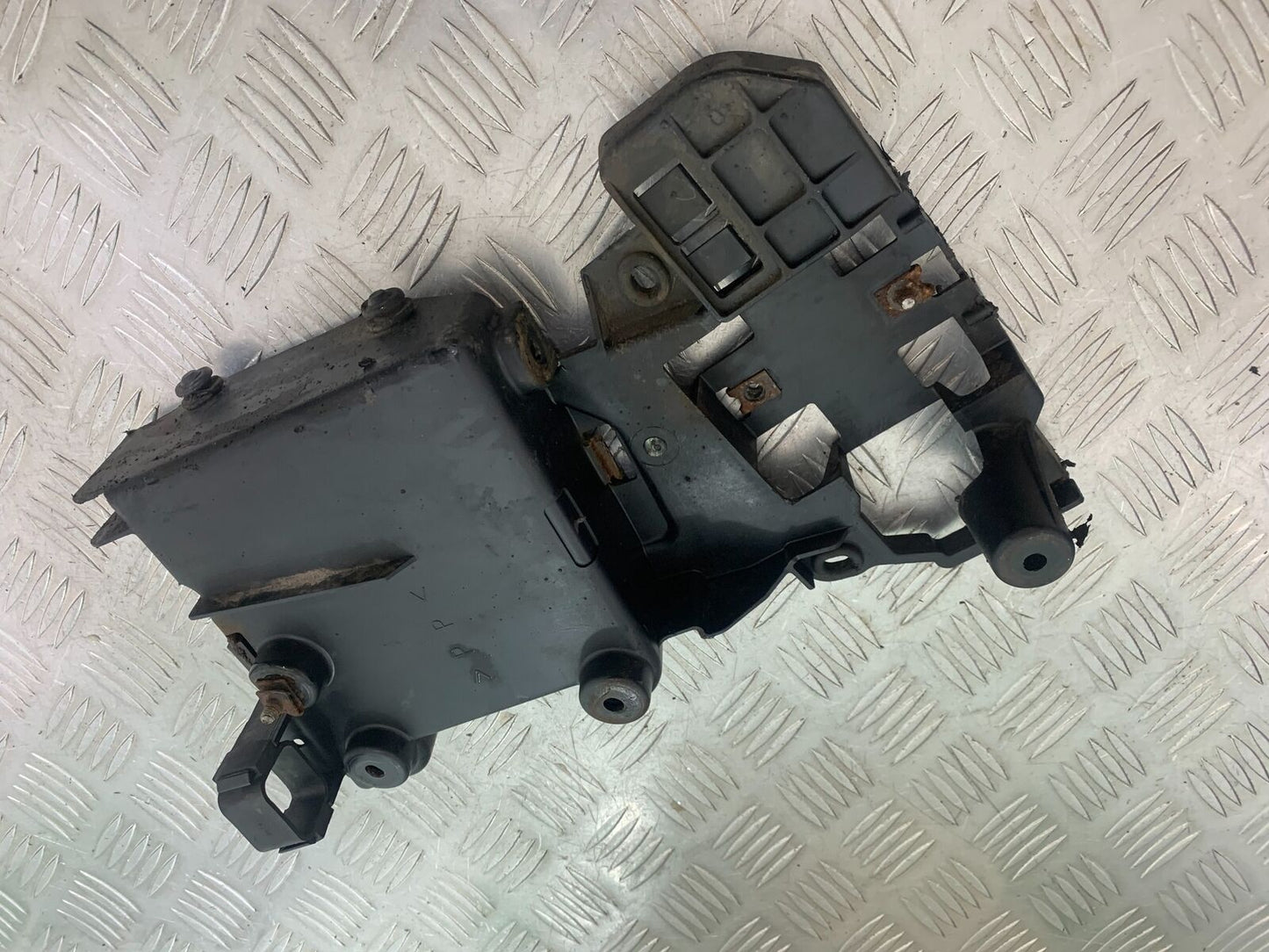 YAMAHA XVS 1100 DRAGSTAR BATTERY BOX  YEAR 2000-2007 (CMB1108)