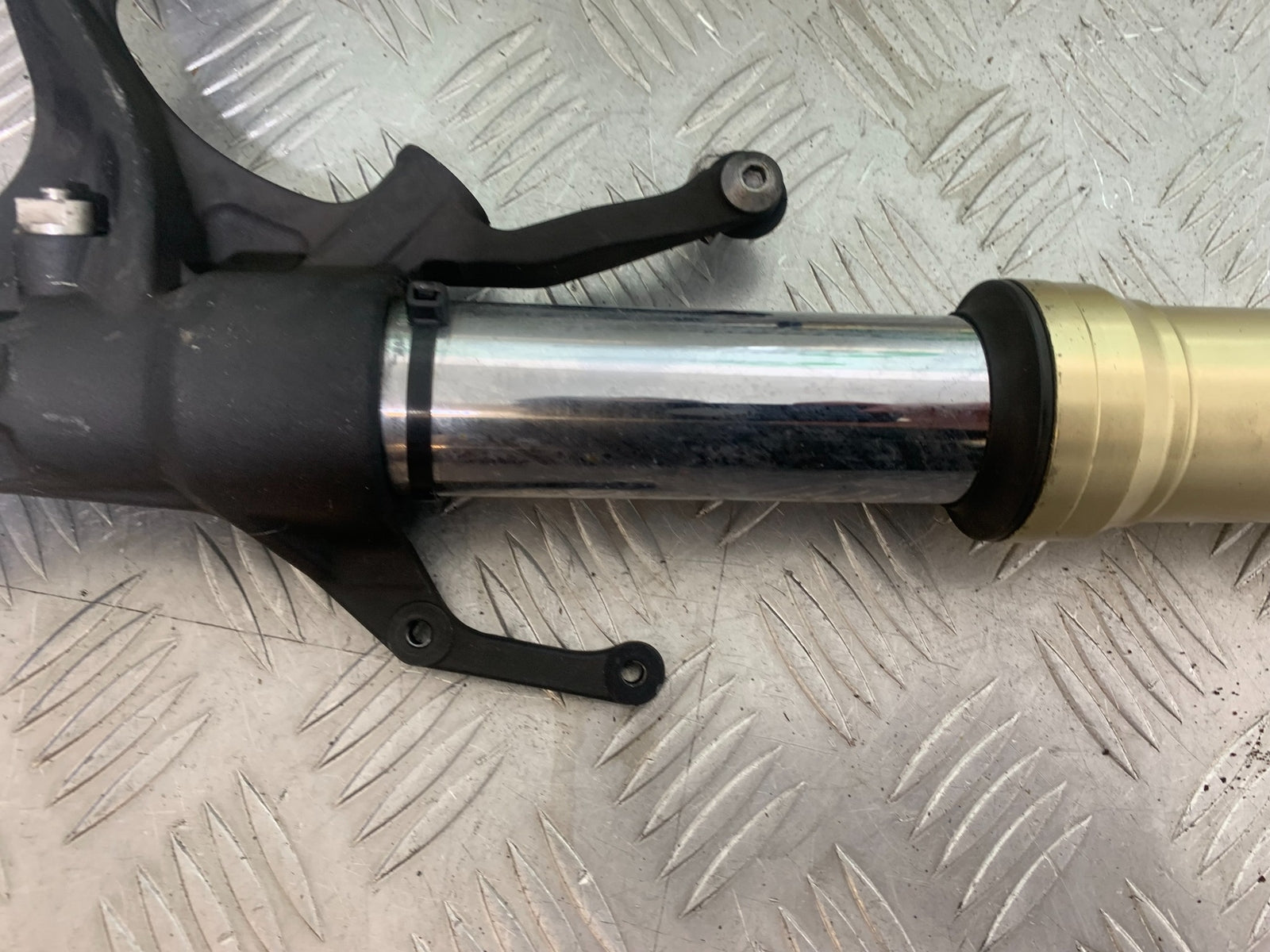 YAMAHA YZF R1 FORKS (BENT SOLD AS PARTS)  YEAR 2004-2006 (CMB1155)