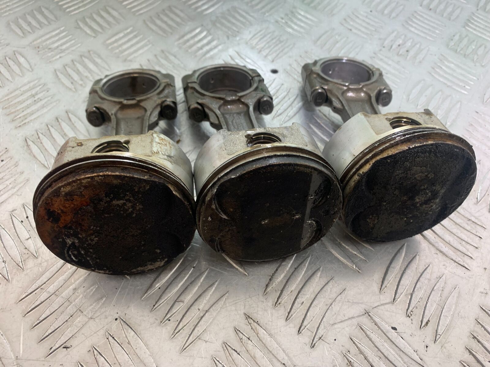 TRIUMPH 955i SPRINT ST CON RODS & PISTONS  YEAR 1999-2004 (STOCK 735)