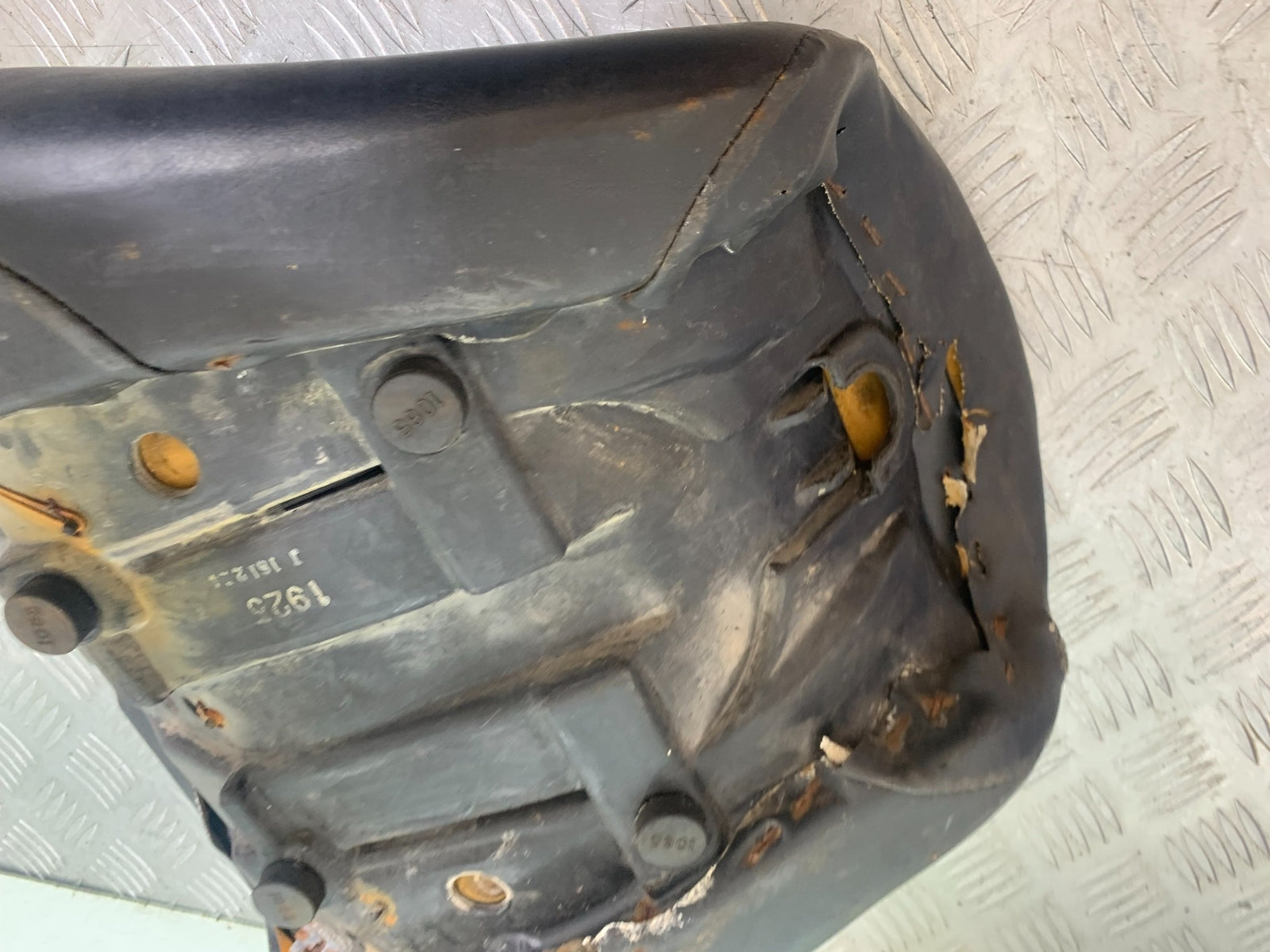 KAWASAKI VN1500 CLASSIC FRONT SEAT   YEAR 1999 -2006 (CMB1166)