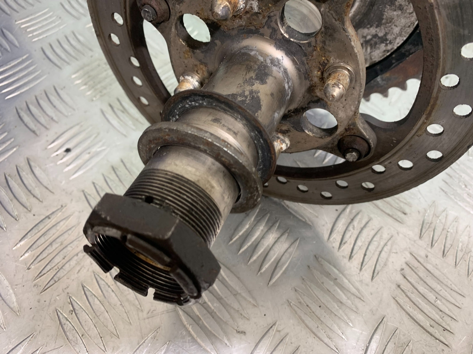 TRIUMPH T509 SPEED TRIPLE REAR HUB DISC AND SHAFT  YEAR 1997-1998 (CMB1144)