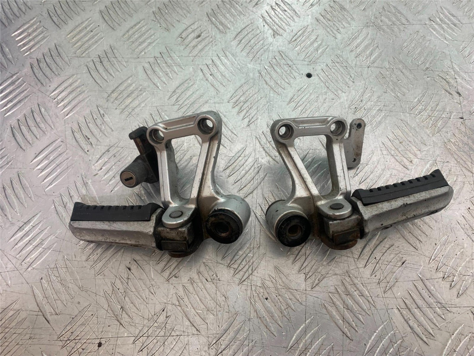 KAWASAKI GPZ600 GPZ 600 REAR HANGES   YEAR 1988-90 (CMB1258)