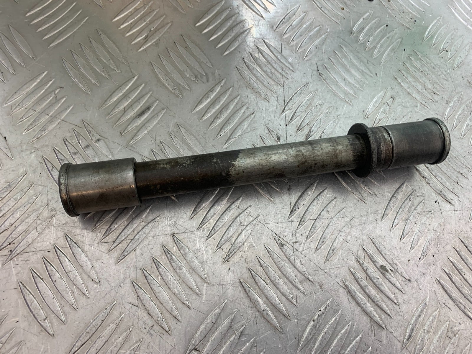 KAWASAKI ZZR1100 D FRONT WHEEL SPINDLE    YEAR 1993-2001 (CMB1289)