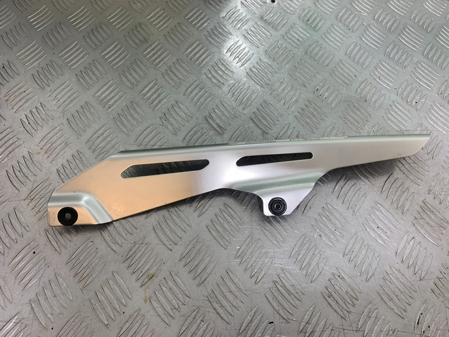 SUZUKI GSF1200 GSF 1200 BANDIT CHAIN GUARD YEAR 2001-2004 (CMB1188)