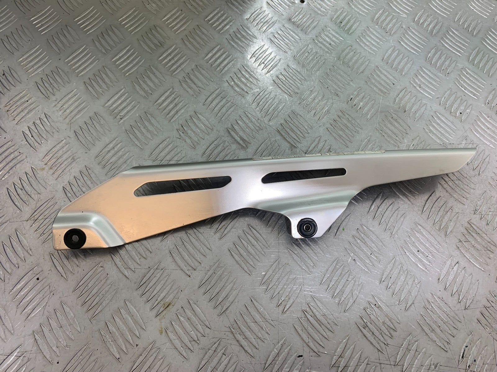 SUZUKI GSF1200 GSF 1200 BANDIT CHAIN GUARD YEAR 2001-2004 (CMB1188)