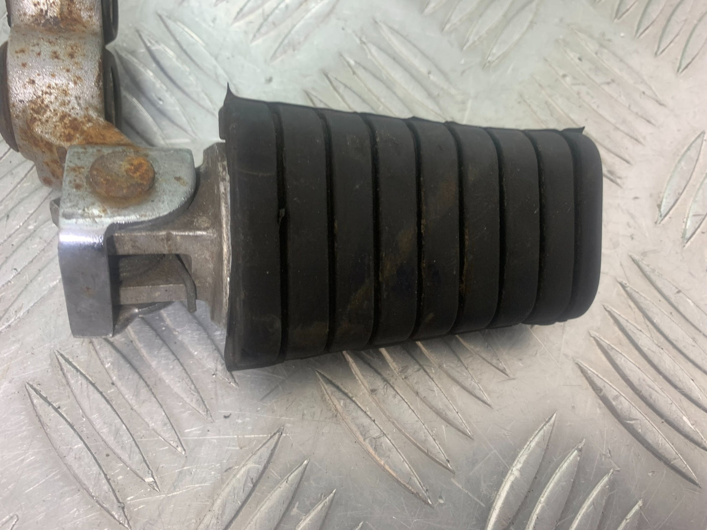 YAMAHA XV535 XV 535 VIRAGO FRONT RIGHT FOOTPEG  YEAR 1994-02 (CMB1139)