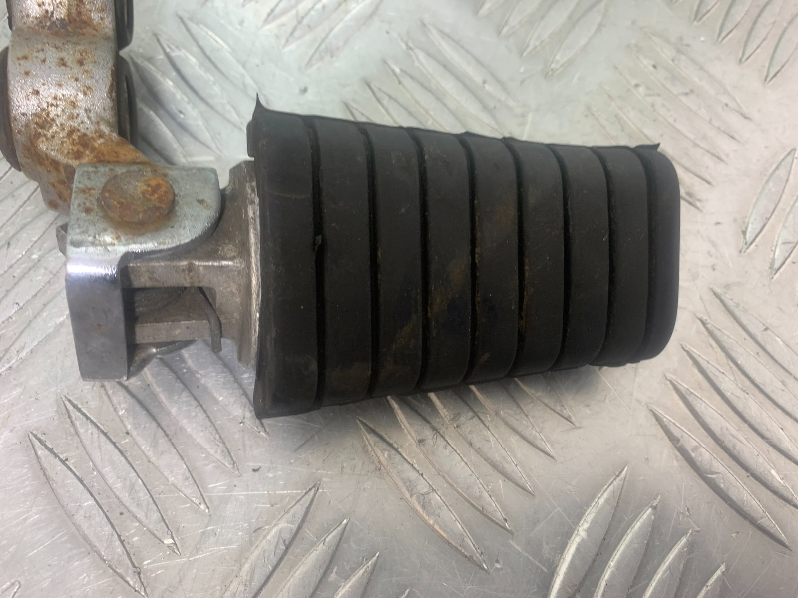 YAMAHA XV535 XV 535 VIRAGO FRONT RIGHT FOOTPEG  YEAR 1994-02 (CMB1139)