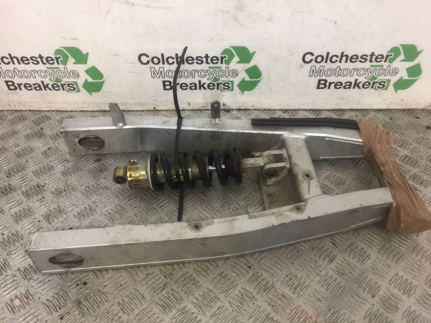 YAMAHA FZ6 REAR SHOCK & SWINGARM  YEAR 2004 (STOCK 693)