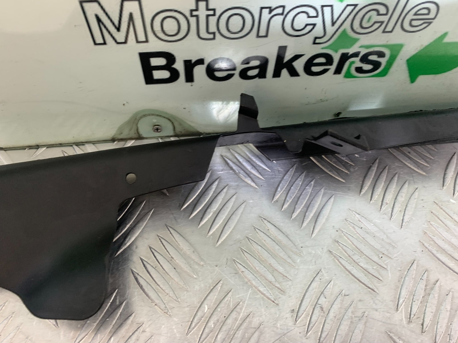 KAWASAKI ZX10R ZX 10R CHAIN GUARD   YEAR 2011-2015 (CMB1154)