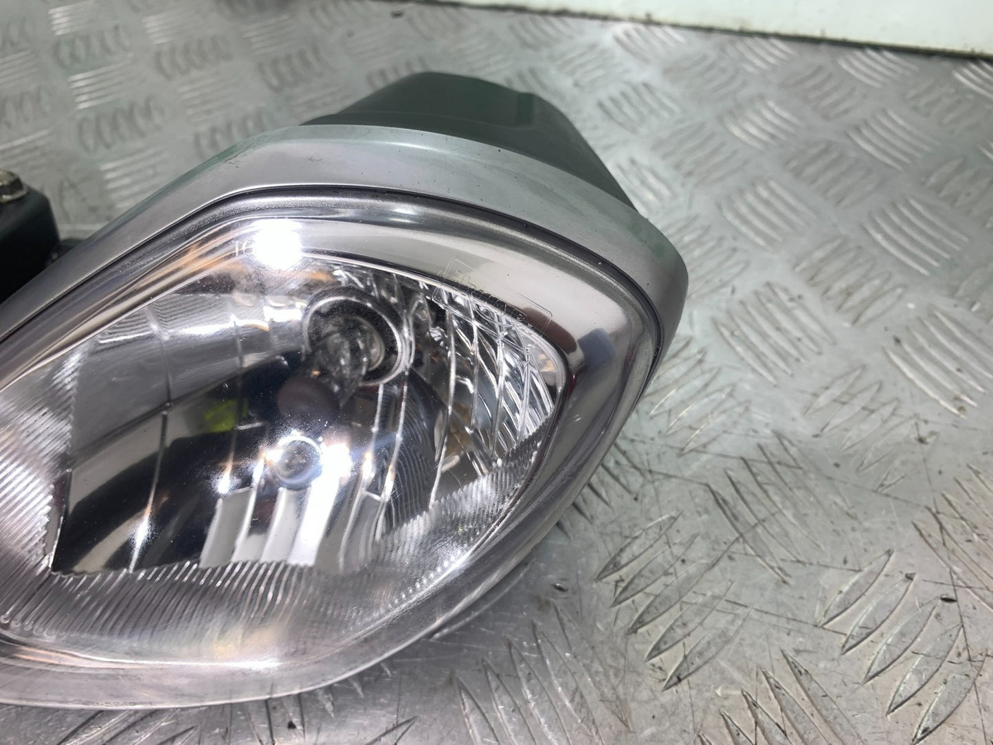 TRIUMPH 675 STREET TRIPLE R HEADLIGHTS YEAR 2013 - 2016 (CMB1221)