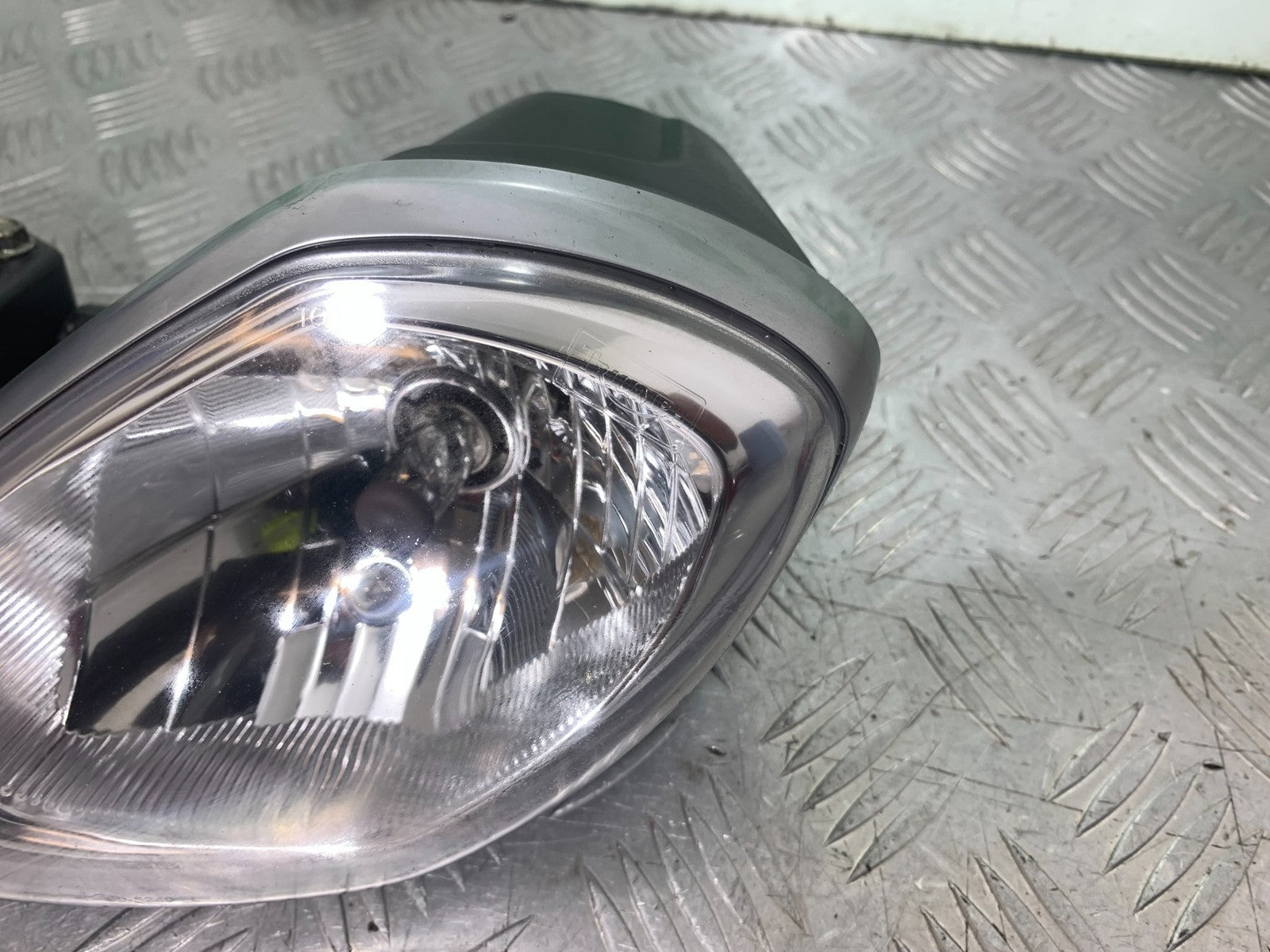TRIUMPH 675 STREET TRIPLE R HEADLIGHTS YEAR 2013 - 2016 (CMB1221)
