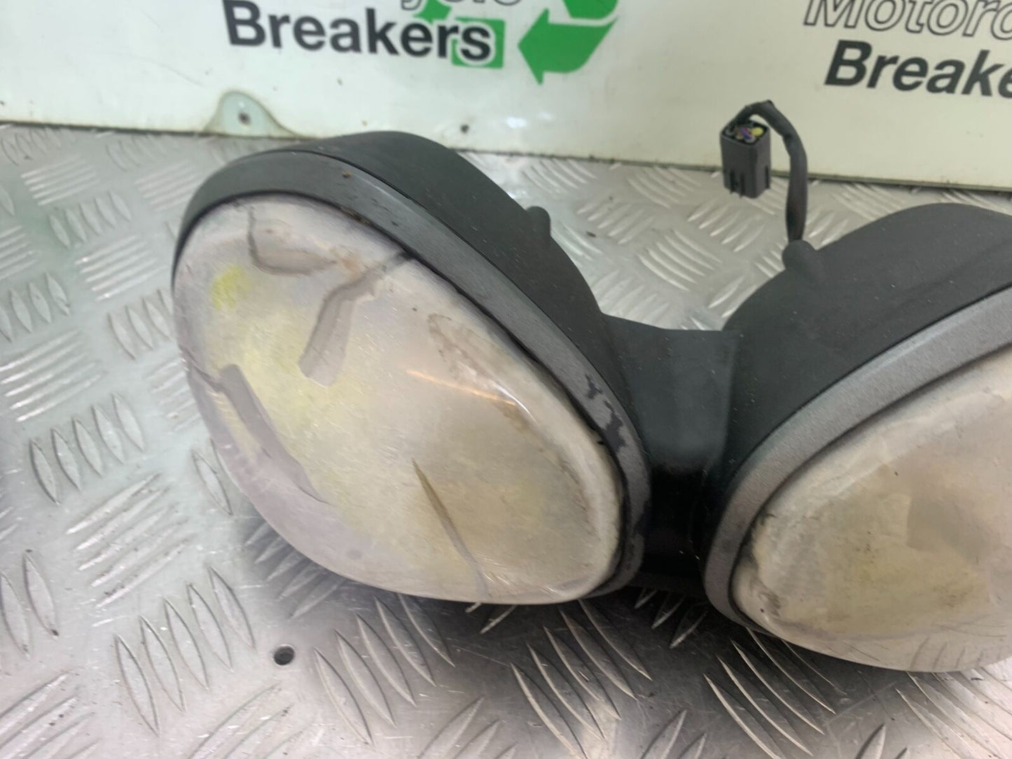 TRIUMPH 1050 SPEED TRIPLE HEADLIGHT (DAMAGED)  YEAR 2018-2020 (CMB1029)