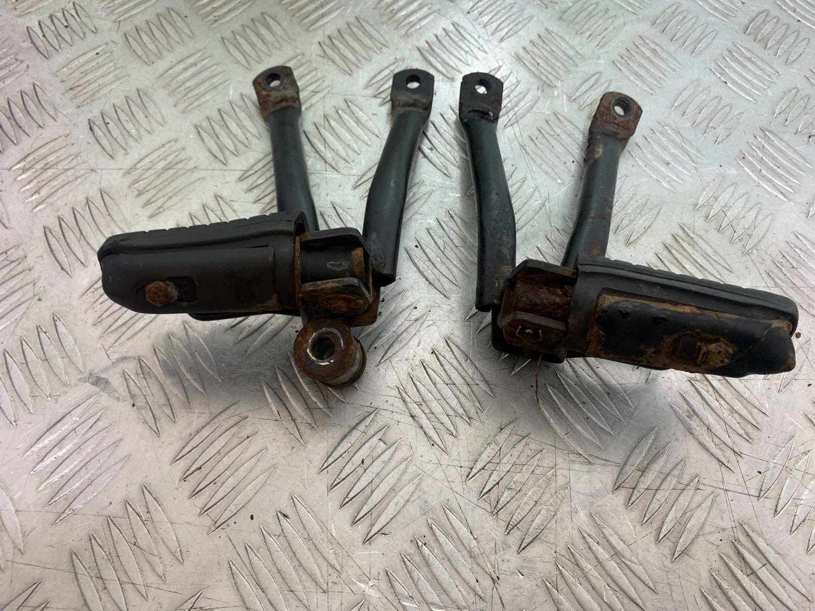 HONDA CBF125 CBF 125 REAR HANGERS AND PEGS YEAR 2009-14 (CMB1182)