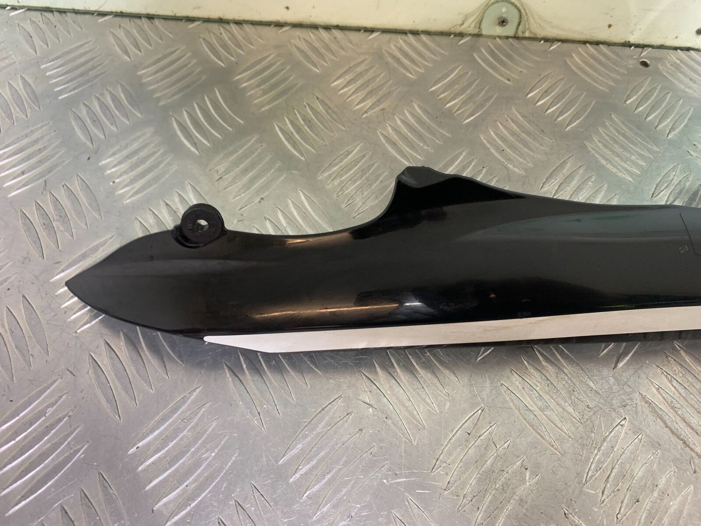 SUZUKI GSX S 1000 GSX-S 1000 LEFT SEAT PANEL   YEAR 2016-2019 (CMB1082)