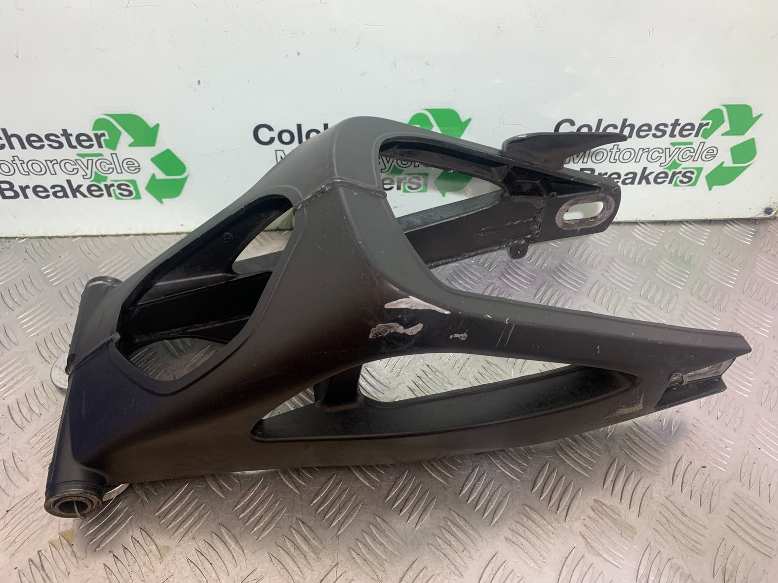 YAMAHA YZF R1 SWINGARM    YEAR 2004-2006 (CMB1155)